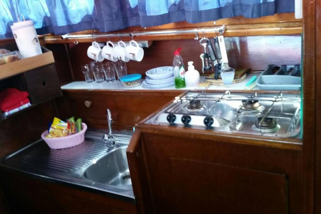 Boat Allemansfreon - Kamperen Op Het Water - Niet Om Mee Te Varen - Read Host Profile-Lees Hostprofiel Jutrijp Экстерьер фото