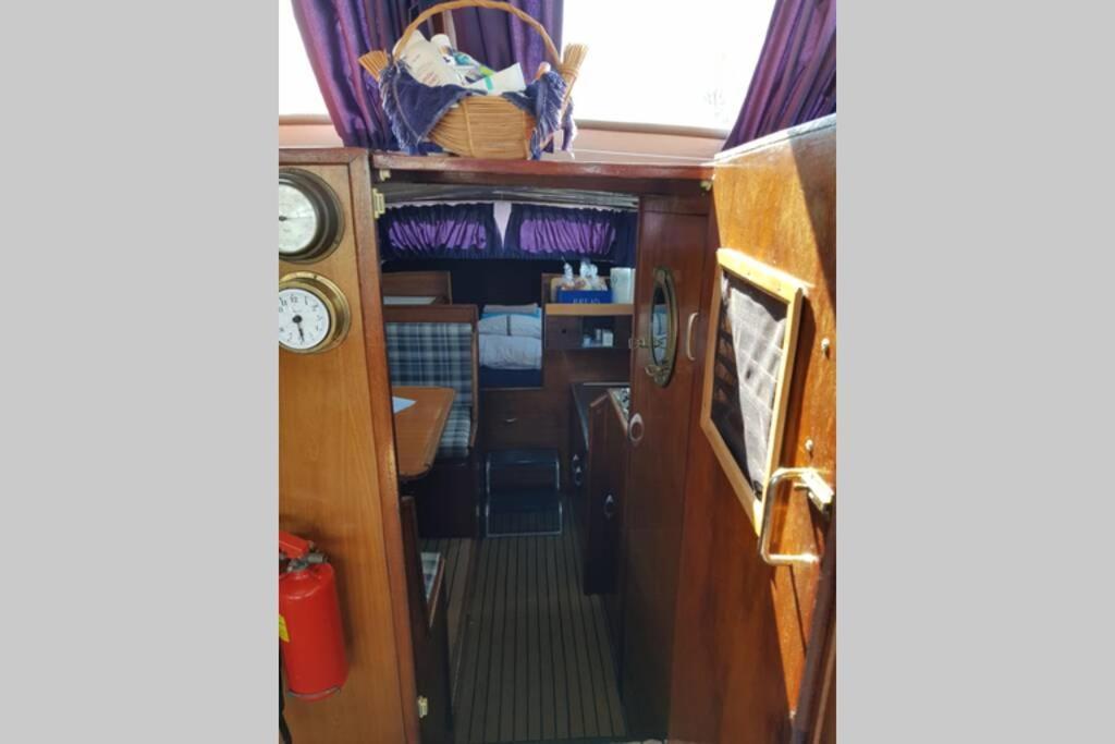 Boat Allemansfreon - Kamperen Op Het Water - Niet Om Mee Te Varen - Read Host Profile-Lees Hostprofiel Jutrijp Экстерьер фото