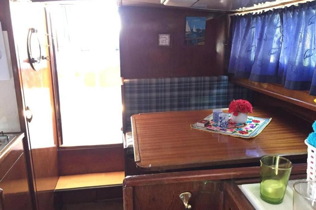 Boat Allemansfreon - Kamperen Op Het Water - Niet Om Mee Te Varen - Read Host Profile-Lees Hostprofiel Jutrijp Экстерьер фото