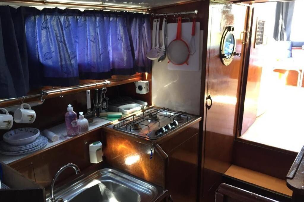 Boat Allemansfreon - Kamperen Op Het Water - Niet Om Mee Te Varen - Read Host Profile-Lees Hostprofiel Jutrijp Экстерьер фото