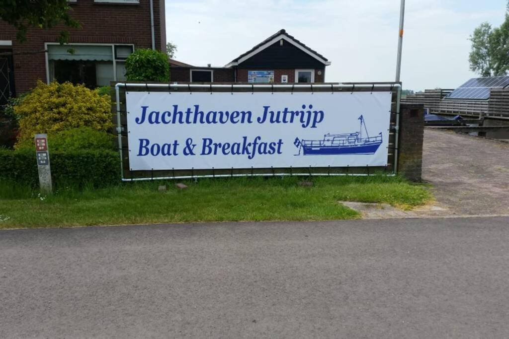 Boat Allemansfreon - Kamperen Op Het Water - Niet Om Mee Te Varen - Read Host Profile-Lees Hostprofiel Jutrijp Экстерьер фото