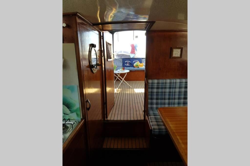 Boat Allemansfreon - Kamperen Op Het Water - Niet Om Mee Te Varen - Read Host Profile-Lees Hostprofiel Jutrijp Экстерьер фото